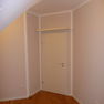 Arbeitszimmer in beige Ton mit weißem Fries