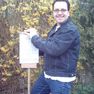 stolzer Bauherr mit Bauschild April 2004