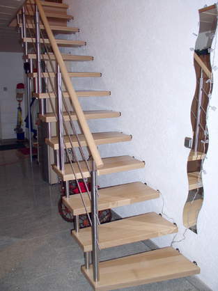 freitragende-treppe-ohne-wangen-relinggelaend