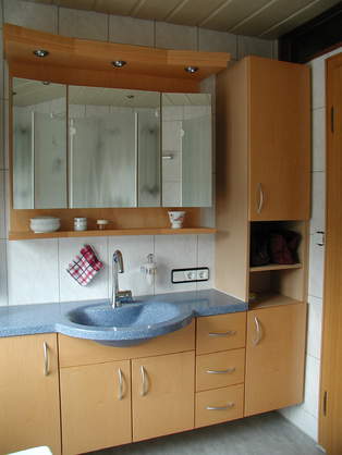 Badezimmerschrank mit Corian-Waschtisch