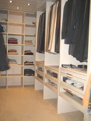 Begehbarer Kleiderschrank