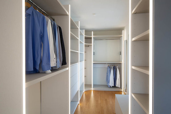 Begehbarer Kleiderschrank vom Tischler