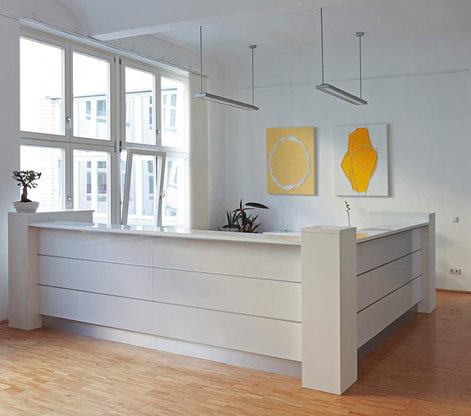 Praxis-Empfangstresen vom Tischler