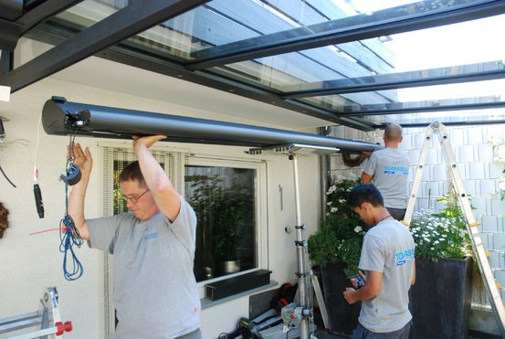 Montage einer Markise unter einem Terrassenda