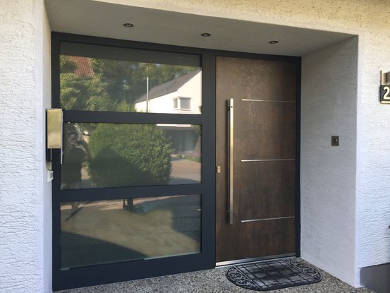 Haustuer mit Keramik in Moerfelden