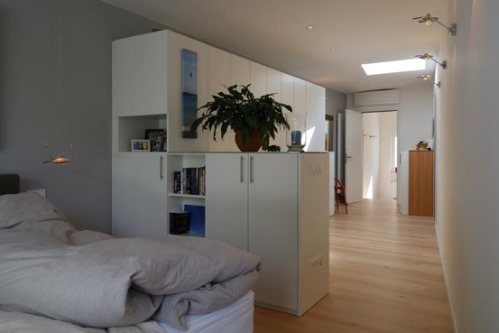 Schrank mit halbhoher Abtrennung
