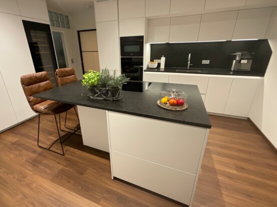 Moderne Kueche mit Kochinsel 