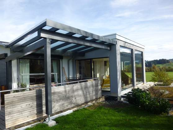 Anbau mit Glasüberdachung