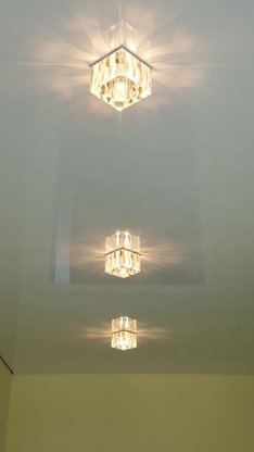 Spanndecke weiss Hochglanz mit Glasleuchten