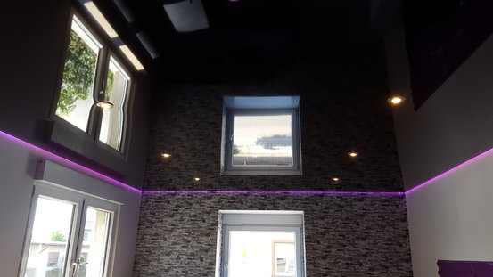 Spanndecke Hochglanz schwarz mit RGBW Lichtka