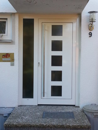 Haustuere mit Seitenteil
