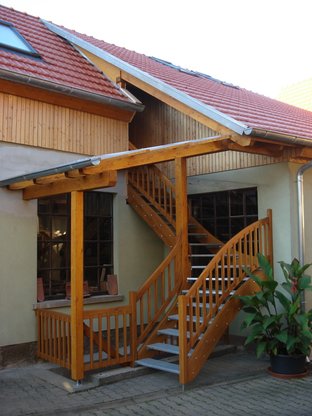 viertelgewendelte Treppe mit Gitterroststufen