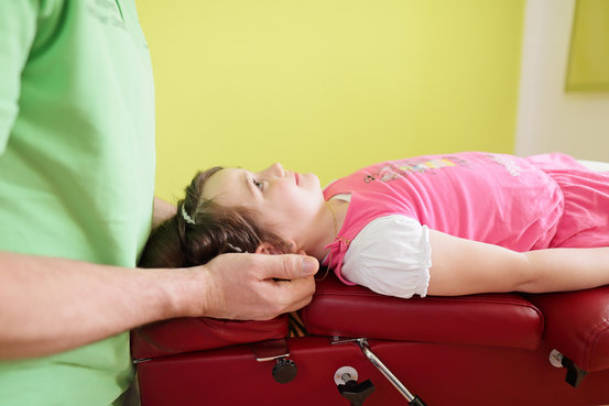 Behandlung auf Kinderliege