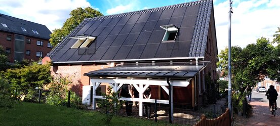 Dachsanierung mit Indach-PV und Solarcarport