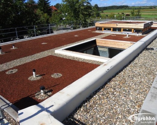 Flachdachabdichtung mit Dachbegruenung an ein