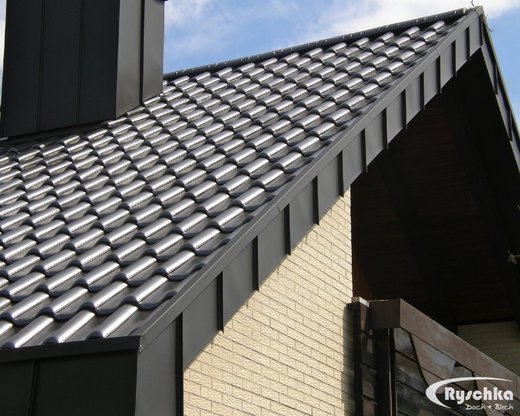 Verblechung des Dachrandes und Kaminverblechu