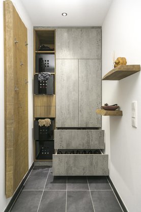 Garderobenschrank in Beton-Optik