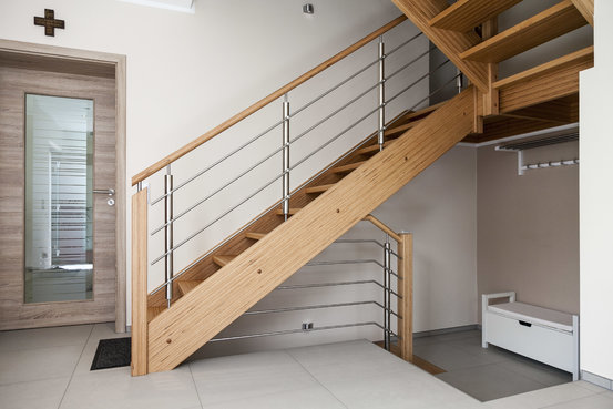 Treppe in Designholz mit Edelstahl