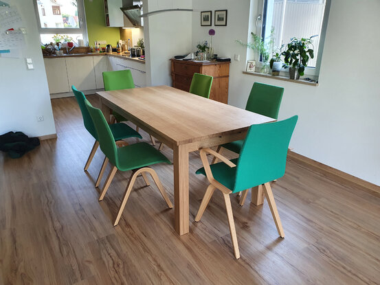 Esstisch mit Stuehlen