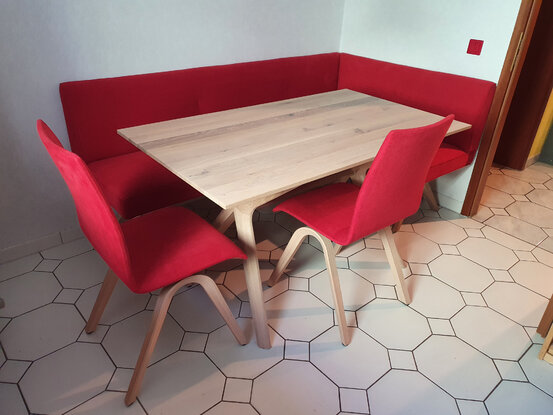 Eckbank mit Tisch und Stuehlen