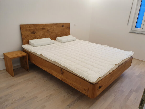 Bett mit Schlafsystem und Nachttischen