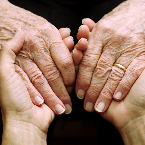 Würdevoll im hohen Alter: Mit der richtigen Pflege den Lebensabend genießen