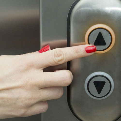 Moderne Aufzüge an alter Fassade anbringen: Auf was man achten muss