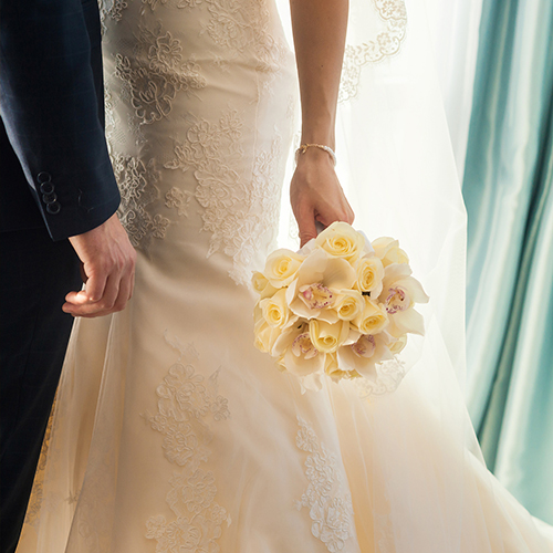 Weiß oder Rot – Diese Modetipps helfen die Wahl des Brautkleids zu erleichtern