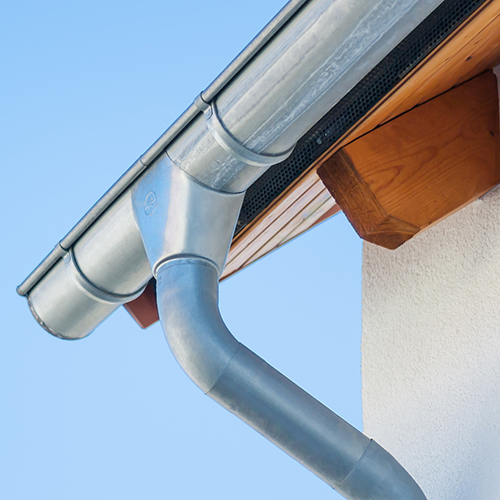 Regelmäßige Vorsorge ist wichtig – verstopfte Dachrinnen verhindern