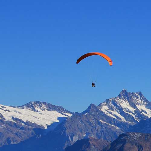 Traumhobby Gleitschirmfliegen: Alle Infos zum Luftfahrerschein