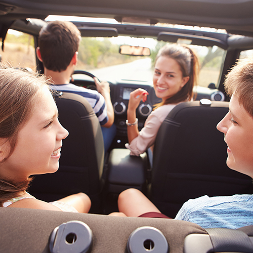 Mit lustigen Spielen lange Autofahrten überstehen