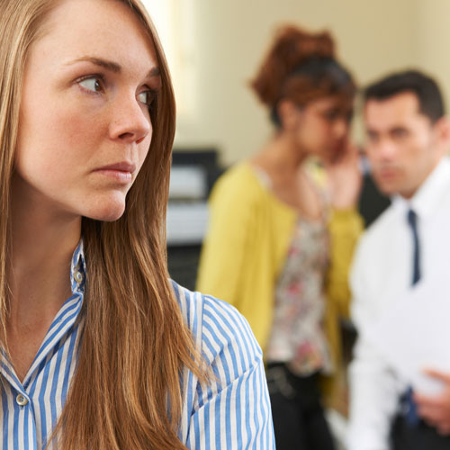 Mobbing unter Kollegen: So begegnen Sie dummen Sprüchen im Büro