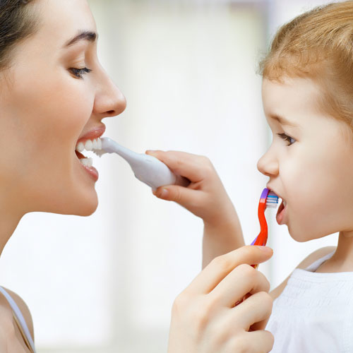 Zahnmedizinische Prophylaxe - mit diesen Maßnahmen bleiben die Zähne bis ins hohe Alter fit