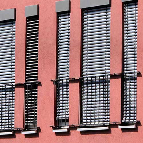 Holz, Metall oder Kunststoff: Jalousien oder Raffstore für Ihre Fenster?