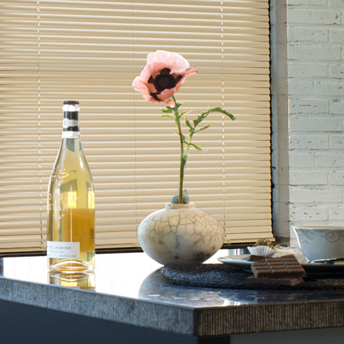 Platzsparender Sonnenschutz: Was man bei Rollos & Co. beachten sollte