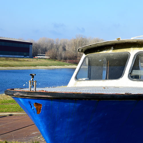 Wie Sie Ihr Stahlkajütboot entrosten, grundieren und neu lackieren