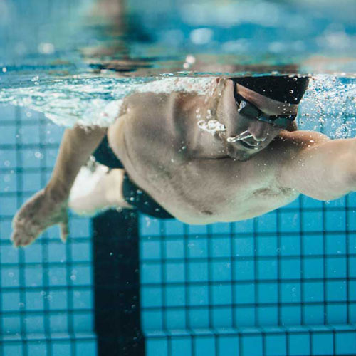 Mehrmals die Woche Schwimmbad: Wie schädlich ist Chlor im Pool heute?