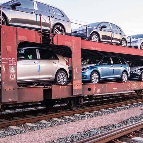 Im Urlaub das eigene Auto auf den Schienen mitnehmen: Die Vor- und Nachteile