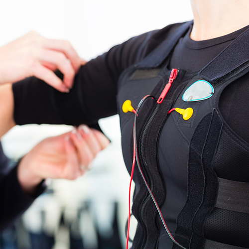 Muckis mit Stromschlägen? Wie Ganzkörpertraining mit Reizstrom funktioniert