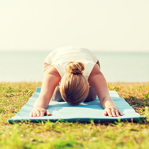 Sonnengruß im Schatten: Warum Yoga-Apps als Laie keine gute Idee sind