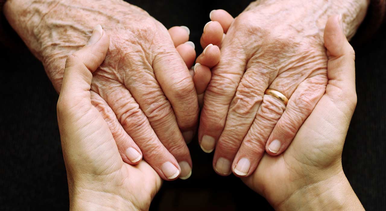 Würdevoll im hohen Alter: Mit der richtigen Pflege den Lebensabend genießen