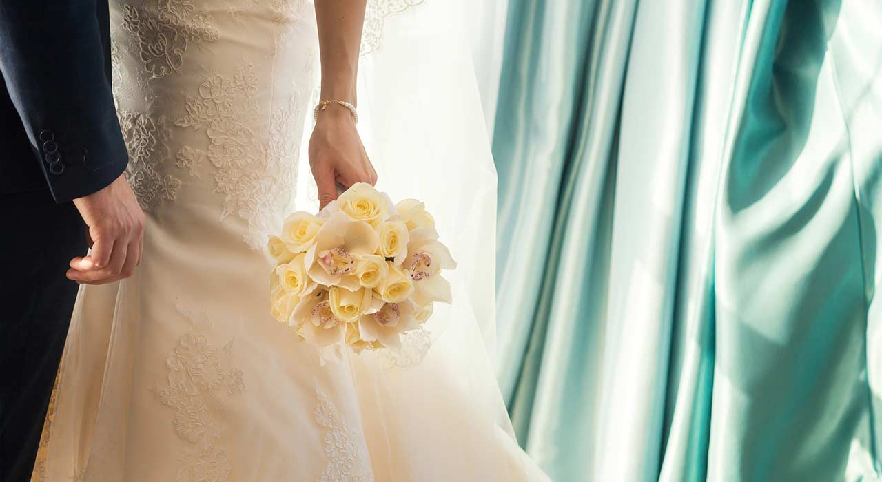 Weiß oder Rot – Diese Modetipps helfen die Wahl des Brautkleids zu erleichtern