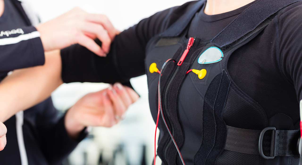 Muckis mit Stromschlägen? Wie Ganzkörpertraining mit Reizstrom funktioniert