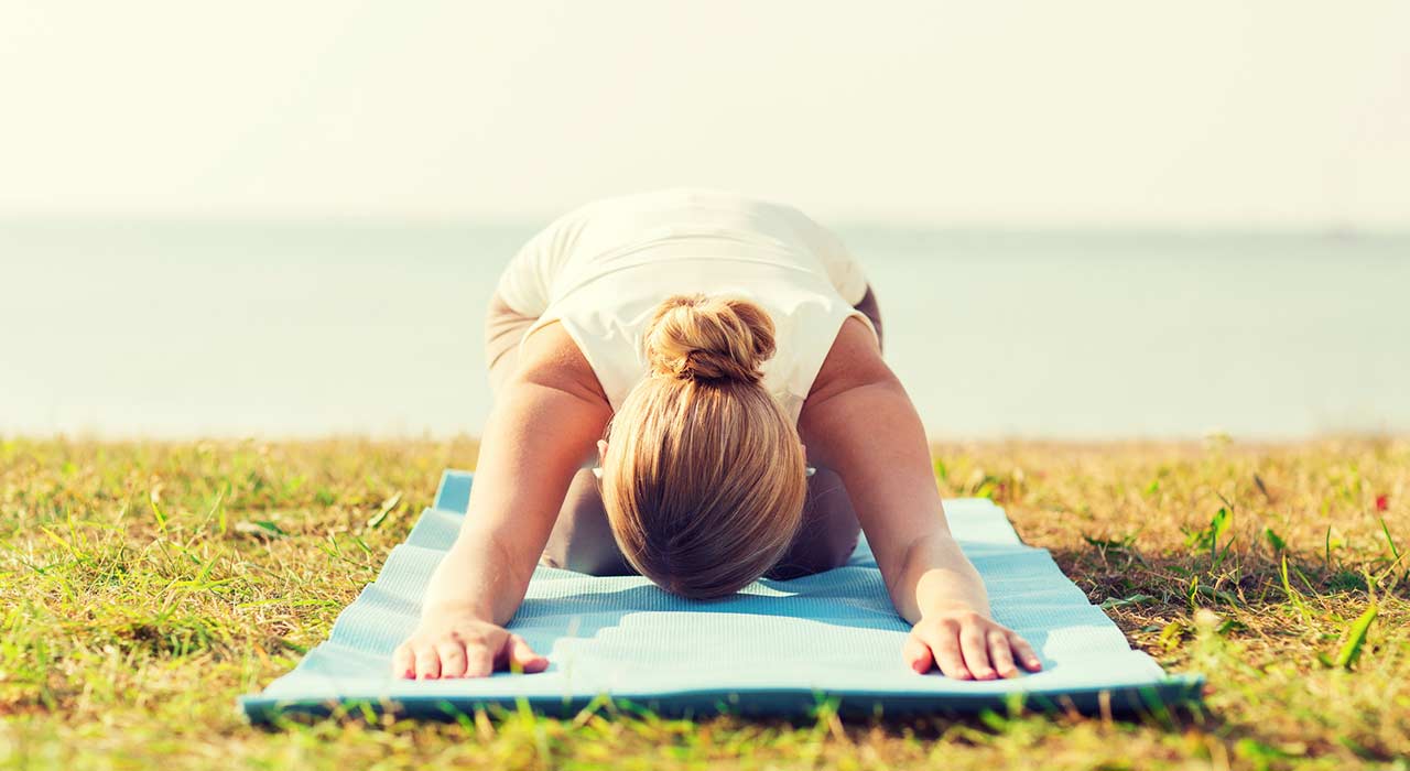 Sonnengruß im Schatten: Warum Yoga-Apps als Laie keine gute Idee sind