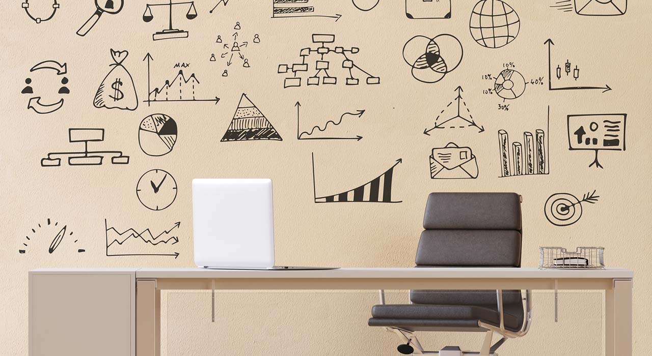 Büro mit Schreibtisch und Skizzen an Wand