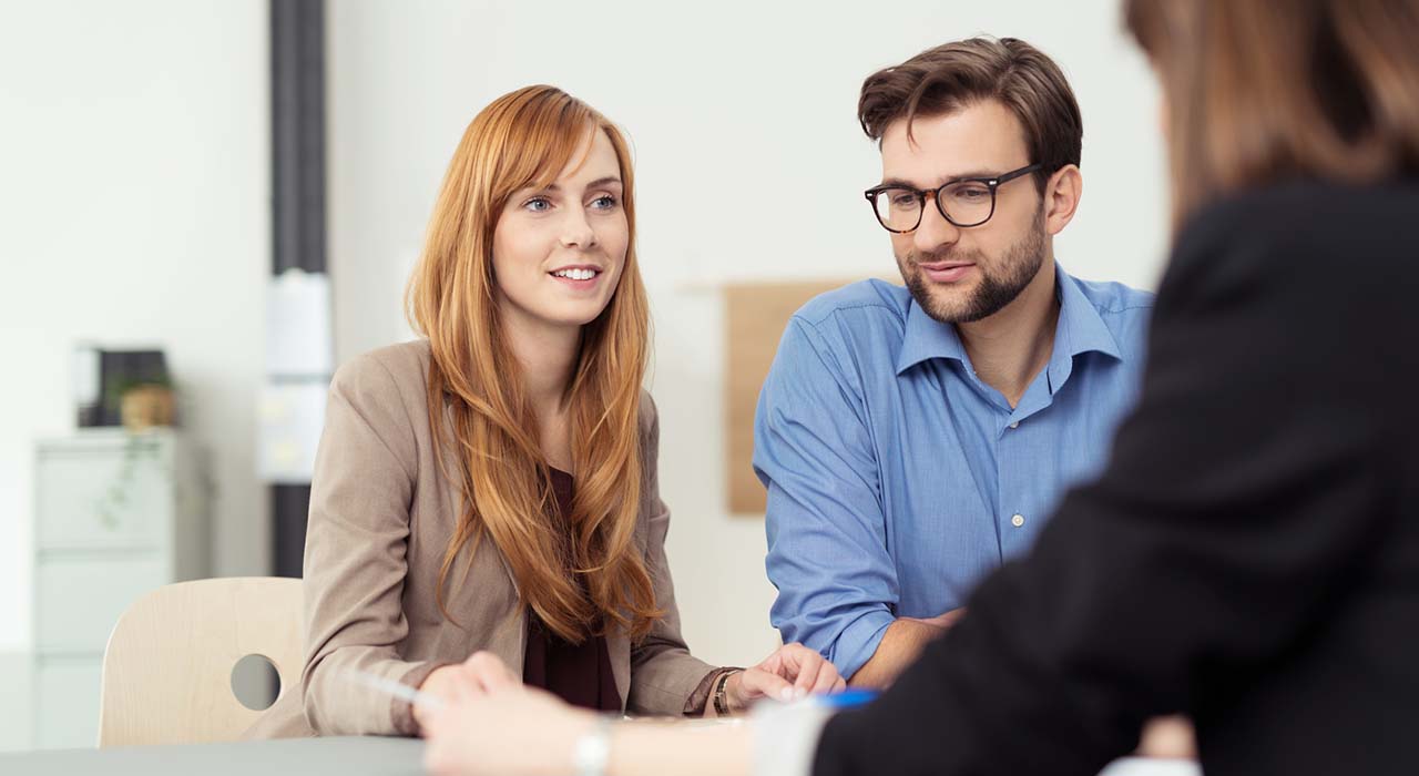 lchelndes paar in einem beratungsgesprch