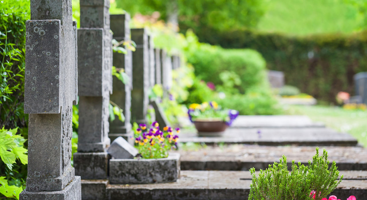 Tipps für eine geschmackvolle und pflegeleichte Grabbepflanzung