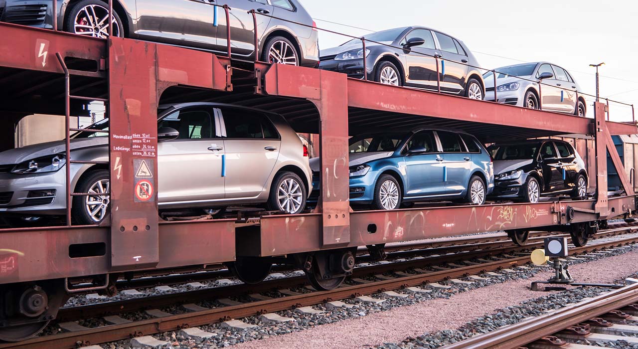 Im Urlaub das eigene Auto auf den Schienen mitnehmen: Die Vor- und Nachteile
