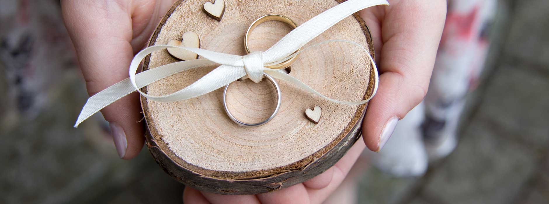 Individuelle Eheringe anfertigen lassen: Kosten, Stile, Materialien