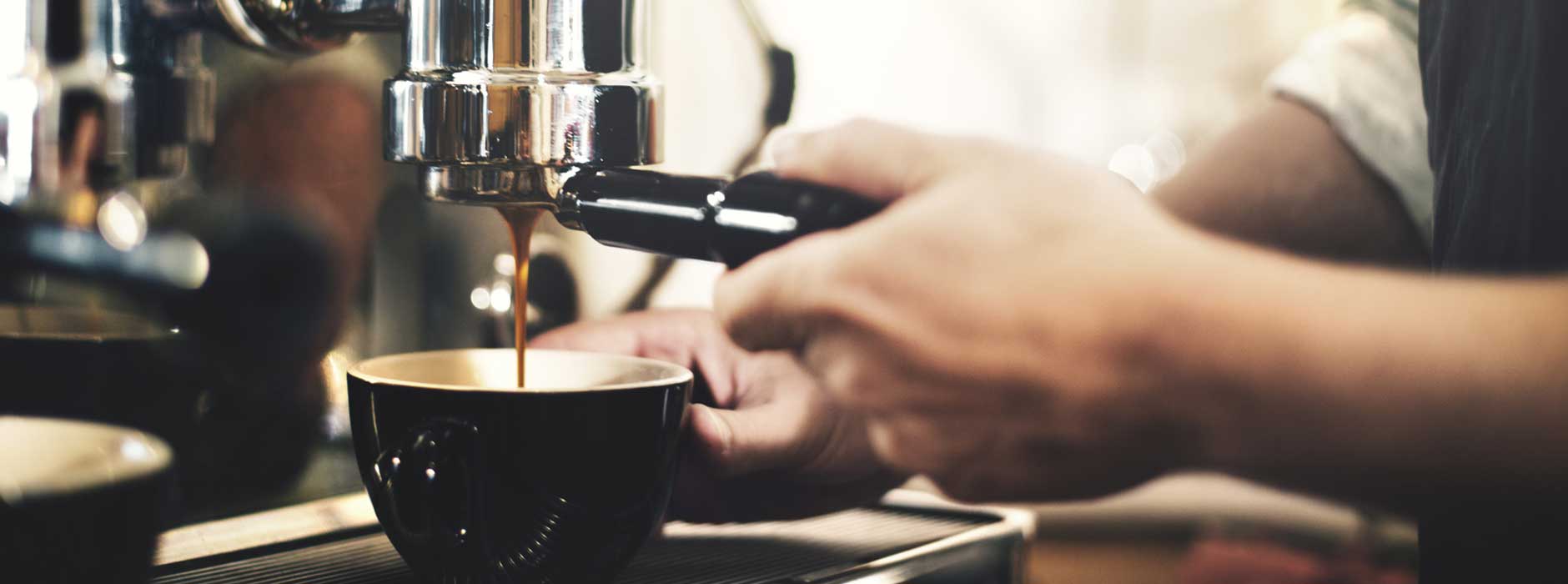 Бариста крема. Кофе бариста. Приготовление кофе Эстетика. Бариста готовит кофе. Кофе бариста фон.